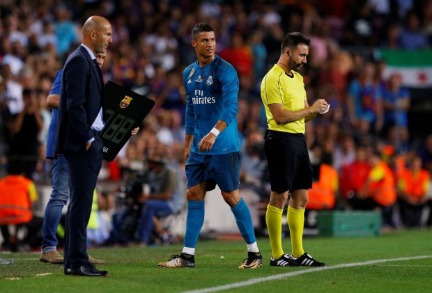 Đẩy trọng tài, Ronaldo đối mặt với án phạt - Ảnh 5.