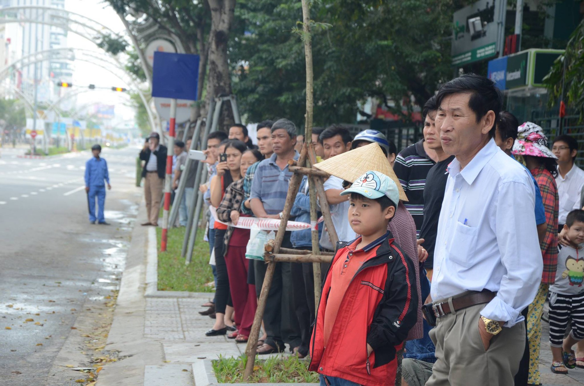 Người dân Đà Nẵng tập trung đông đảo 2 bên đường để theo dõi đoàn xe