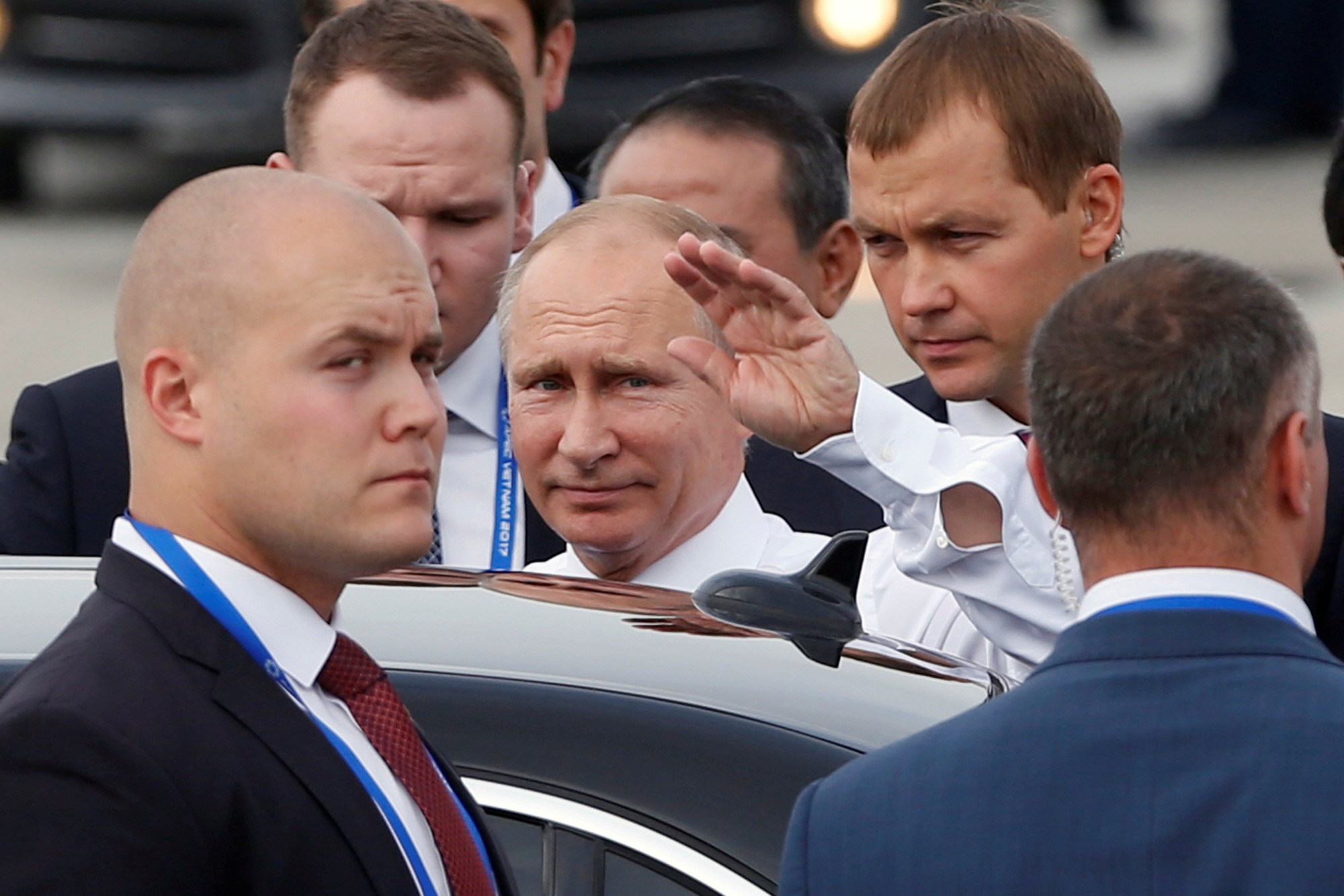 Ông Putin vẫy tay chào thân thiện. Ảnh: Reuters