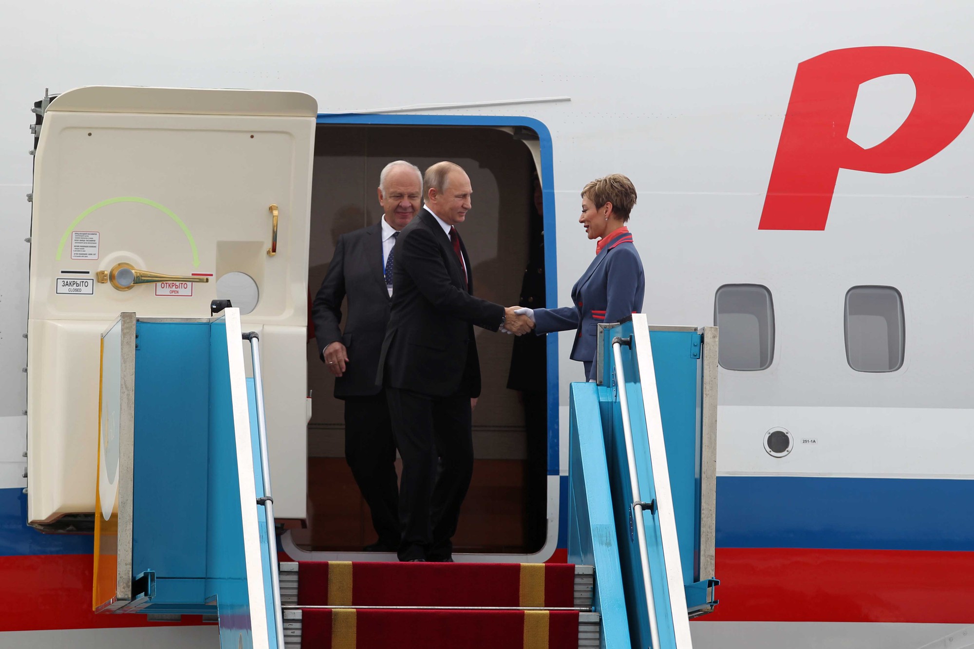 Ông Putin lịch sự bắt tay tiếp viên hàng không