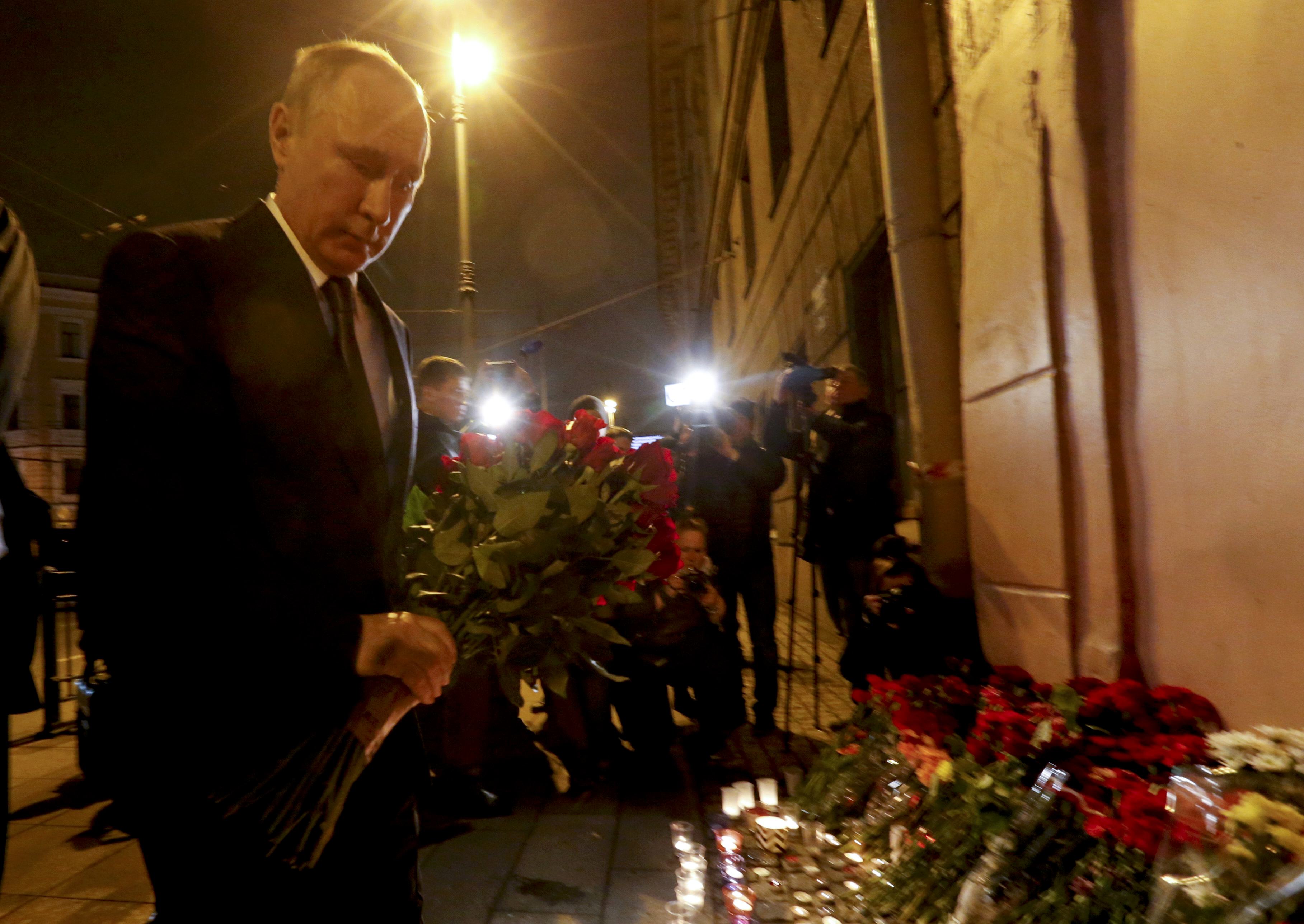 
Tổng thống Nga Vladimir Putin đặt hoa b&ecirc;n ngo&agrave;i nh&agrave; ga Tekhnologicheskiy Institut tối 3-4. Ảnh: Retuers
