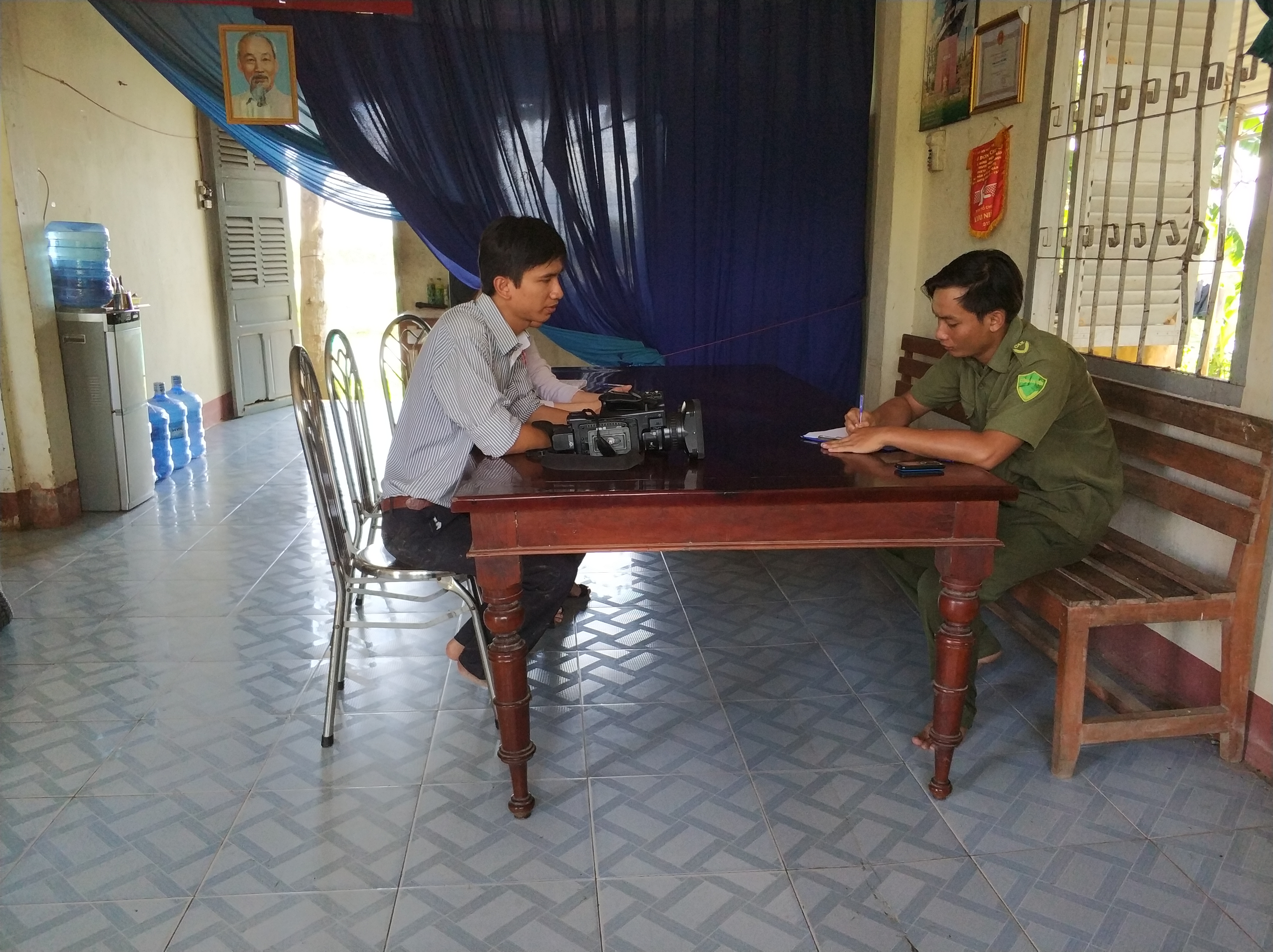 Tác nghiệp gần nhà máy rác, 3 phóng viên bị  hành hung