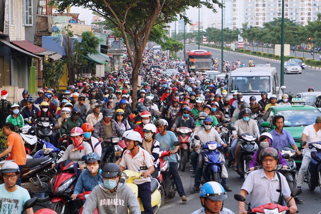 Đường Phạm Văn Đồng kẹt xe từ trưa đến tối - Ảnh 1.