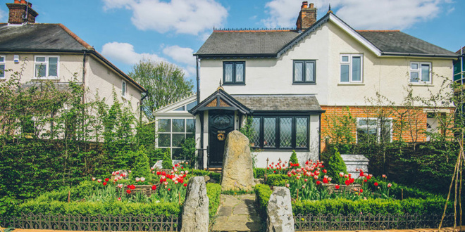 
Ng&ocirc;i nh&agrave; 2 tầng ở Essex (Anh) c&oacute; vẻ ngo&agrave;i giản dị với vườn hoa rực rỡ ở s&acirc;n trước giống như những c&ocirc;ng tr&igrave;nh xung quanh. Nhưng người chủ đ&atilde; biến đổi ho&agrave;n to&agrave;n nội thất b&ecirc;n trong đối lập với h&igrave;nh ảnh ph&iacute;a ngo&agrave;i nh&agrave;.
