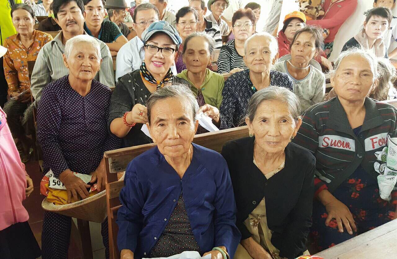 NSND Lệ Thủy rơi nước mắt trước những nạn nhân bão lũ miền Trung