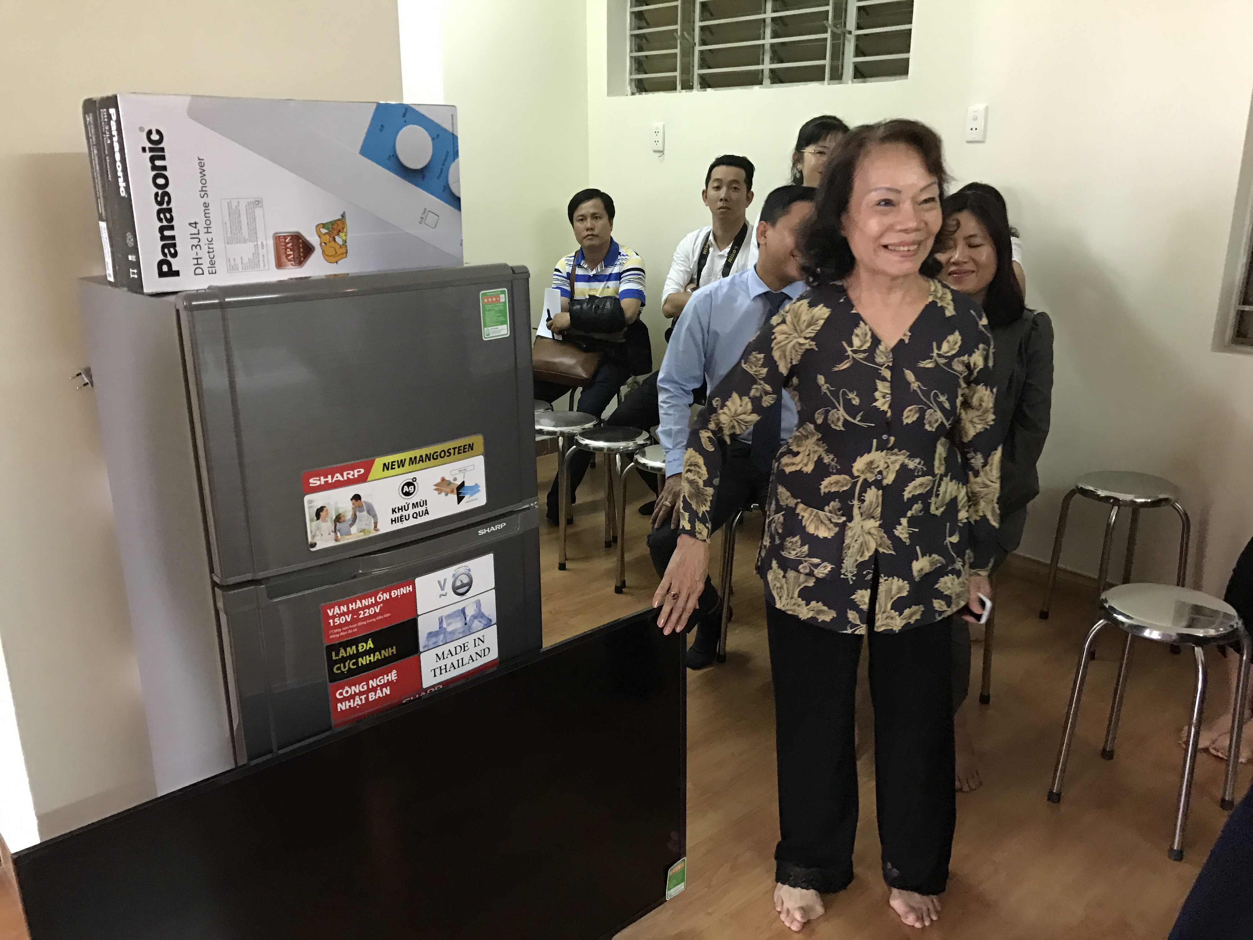 Ngoài căn hộ, gia đình còn được tặng vật dụng thiết yếu trong nhà