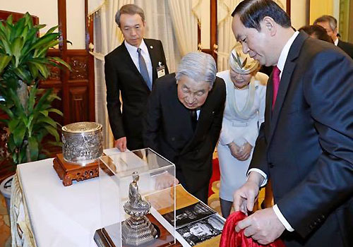 Nh&agrave; vua v&agrave; Ho&agrave;ng hậu Nhật Bản chi&ecirc;m ngưỡng m&oacute;n qu&agrave; tặng ng&agrave;y 1-3 - Ảnh: VNE