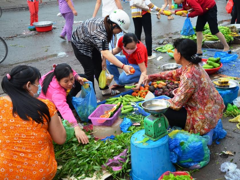 Công nhân đương đầu với thực phẩm bẩn