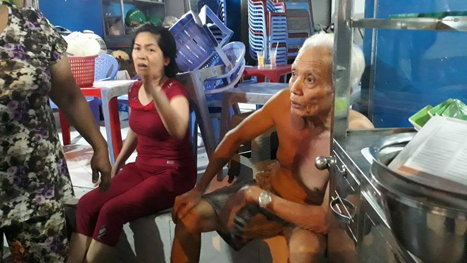 &Ocirc;ng Đo&agrave;n Ngọc Hải bất ngờ kiểm tra vỉa h&egrave; trong đ&ecirc;m - Ảnh 4.