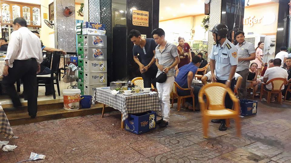 &Ocirc;ng Đo&agrave;n Ngọc Hải bất ngờ kiểm tra vỉa h&egrave; trong đ&ecirc;m - Ảnh 6.