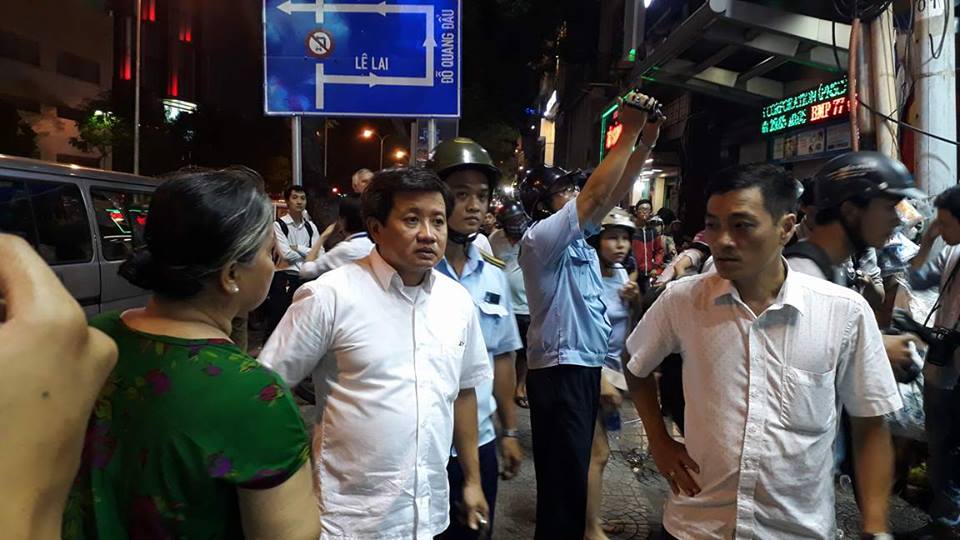Ông Đoàn Ngọc Hải bất ngờ kiểm tra vỉa hè trong đêm