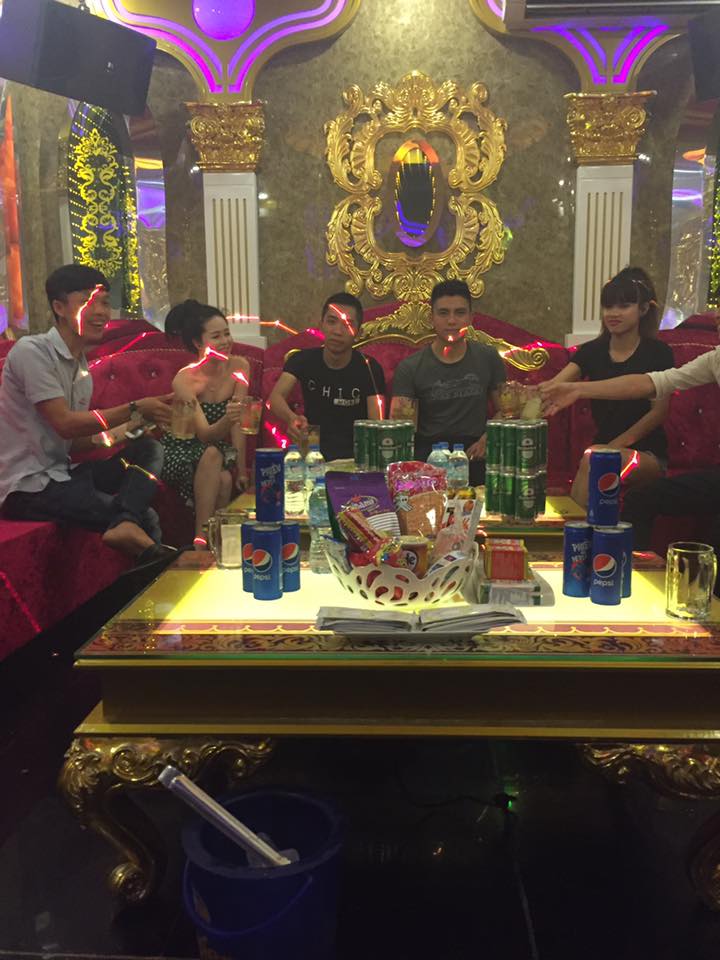 Hàng trăm thanh niên biểu hiện phê ma túy trong quán karaoke