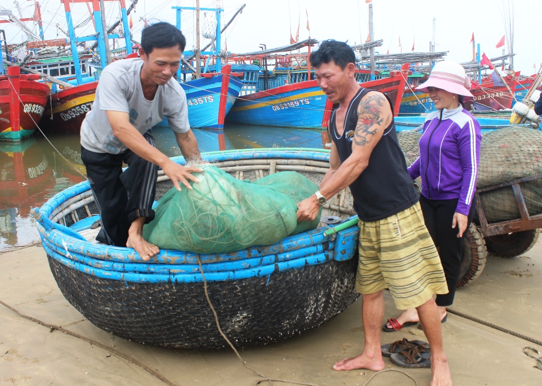 Ngư dân làng biển Cảnh Dương (Quảng Bình) chuẩn bị ngư cụ để ra khơi trong những ngày cận Tết Nguyên đán (ảnh Minh Tuấn)