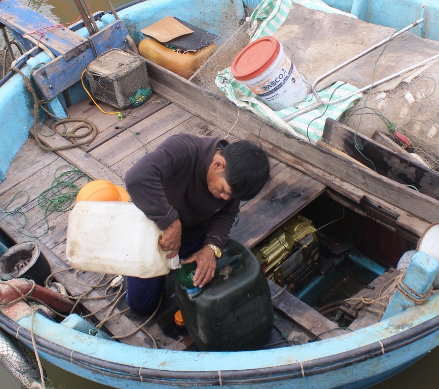 Ngư dân làng biển Cảnh Dương (Quảng Bình) chuẩn bị ngư cụ để ra khơi trong những ngày cận Tết Nguyên đán (ảnh Minh Tuấn)