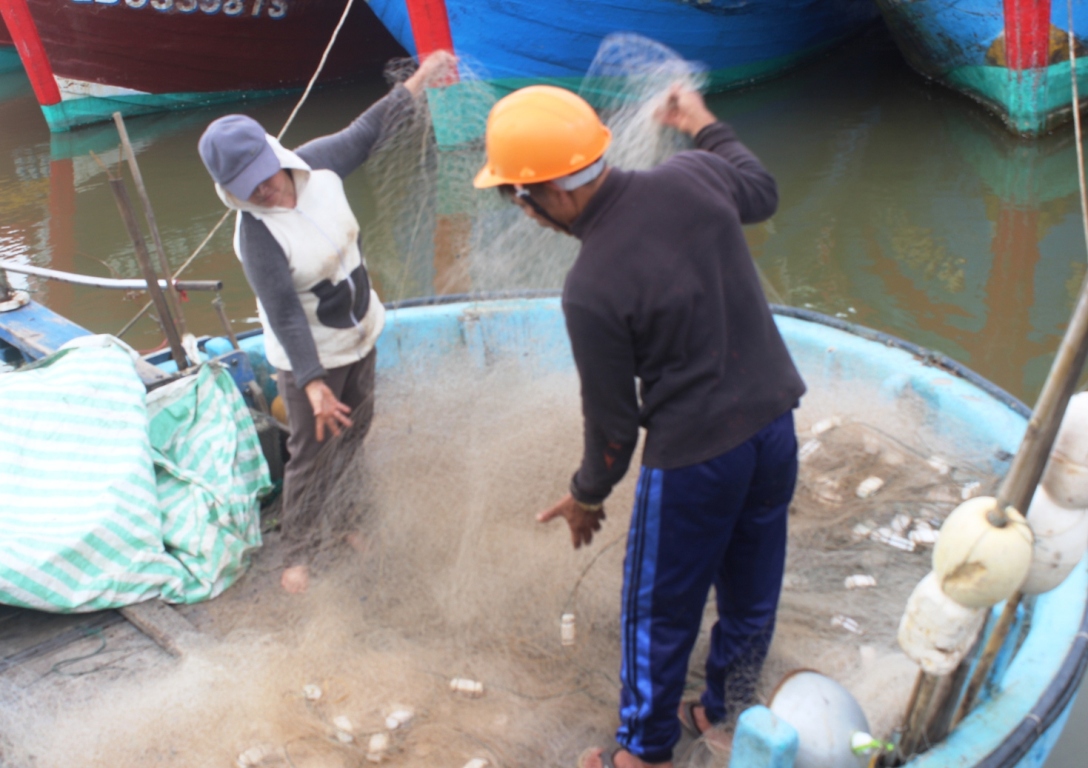 Ngư dân làng biển Cảnh Dương (Quảng Bình) chuẩn bị ngư cụ để ra khơi trong những ngày cận Tết Nguyên đán (ảnh Minh Tuấn)