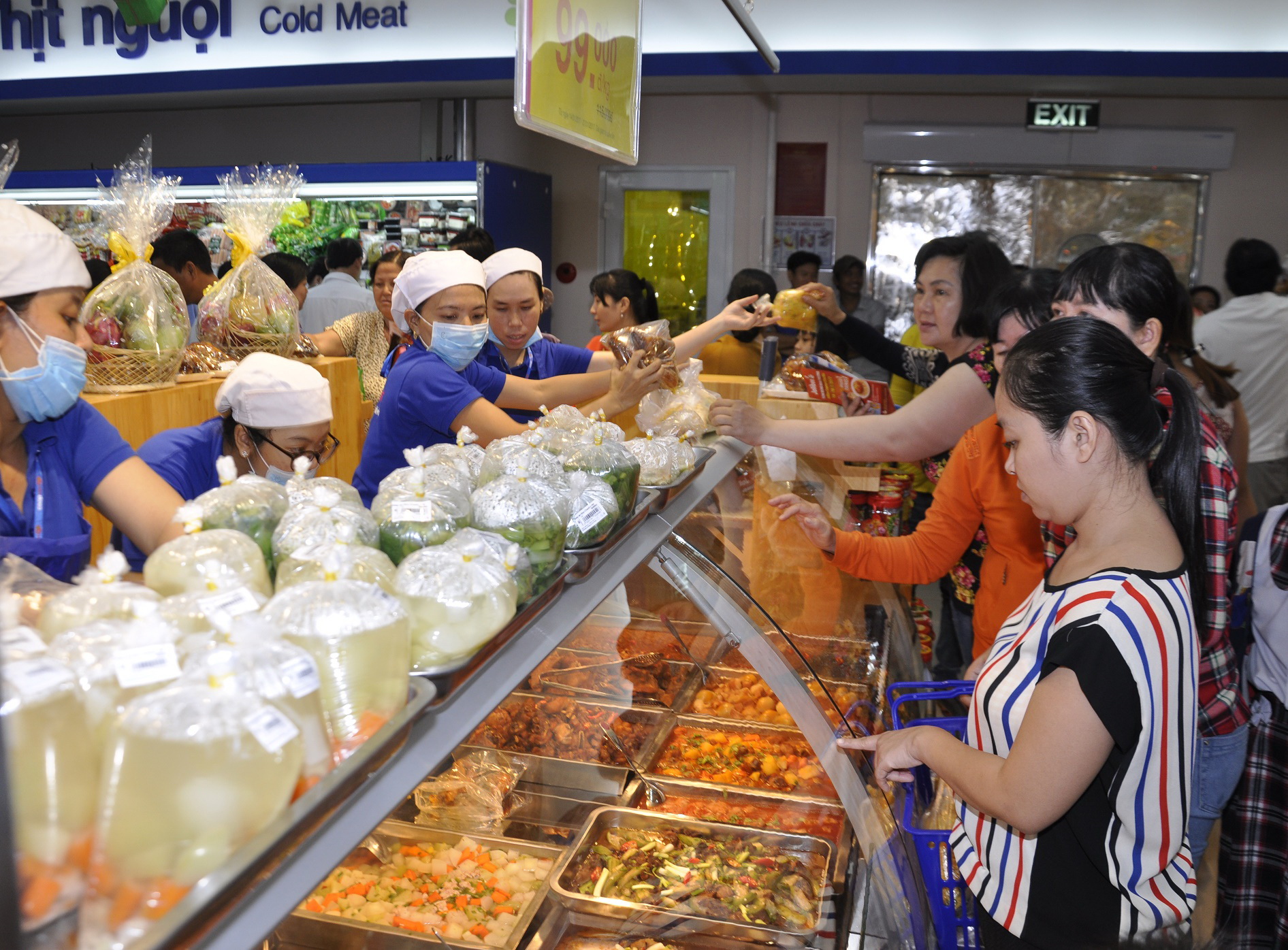 Dân Sài Gòn đến siêu thị đặt nồi thịt kho Tết