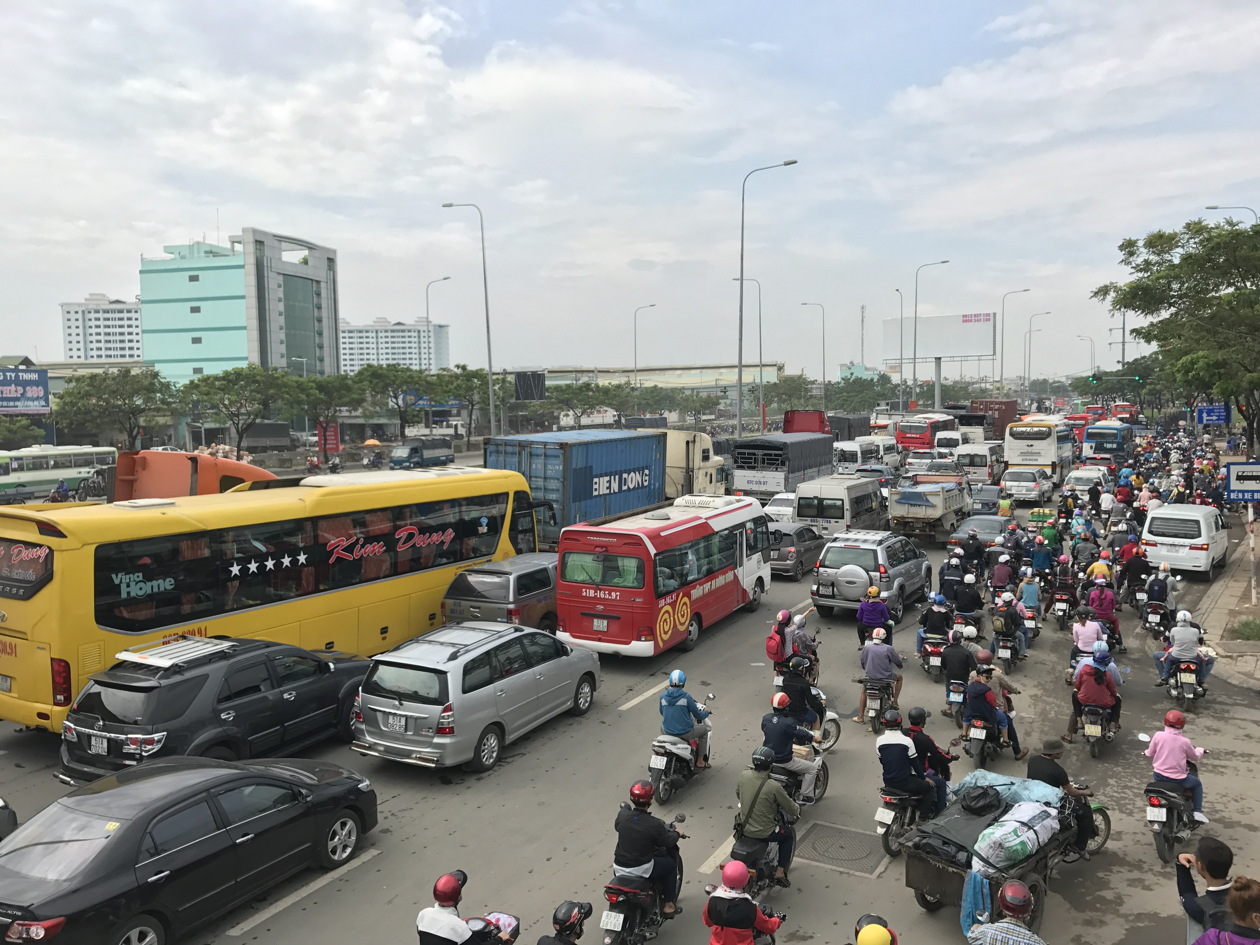 Mướt mồ h&ocirc;i mua v&eacute; xe ng&agrave;y lễ - Ảnh 9.