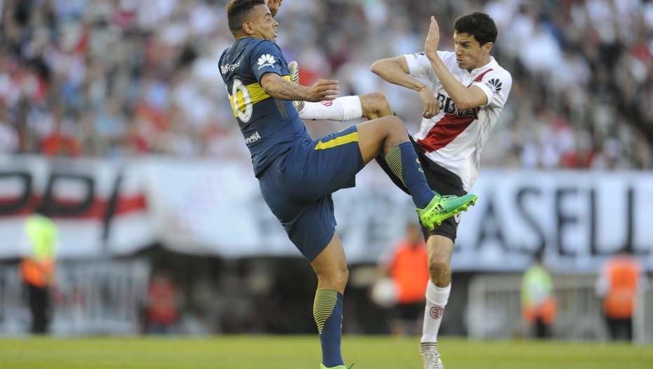 Cú kungfu của De Jong được tái hiện ở derby Argentina
