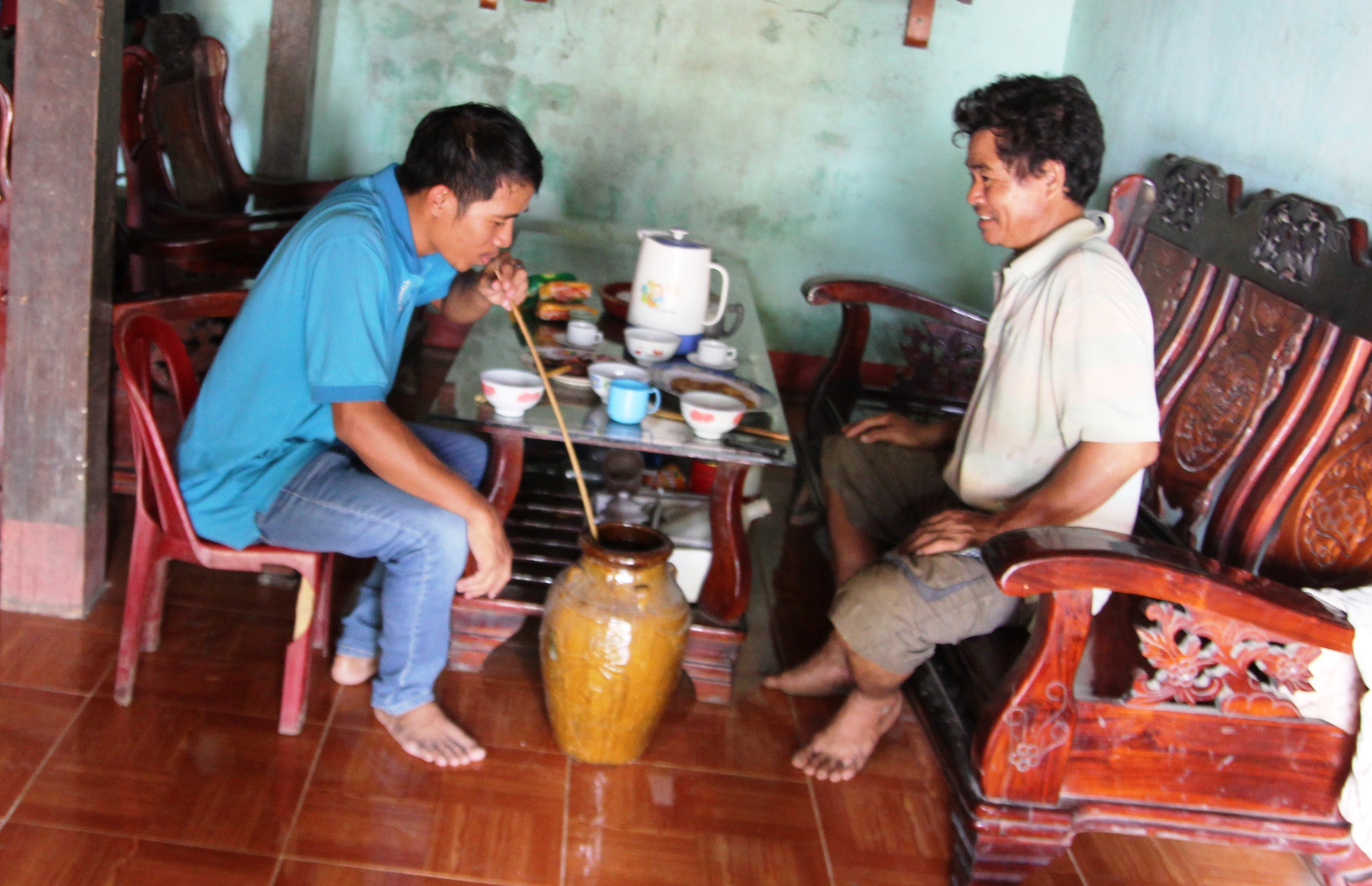 Tác giả được thưởng thức món rượu cần thơm ngon của người Mạ