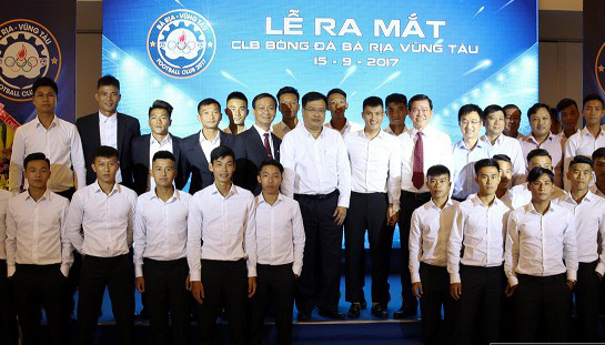 C&ocirc;ng Vinh t&acirc;ng b&oacute;ng kh&aacute;nh th&agrave;nh đội b&oacute;ng B&agrave; Rịa Vũng T&agrave;u - Ảnh 1.