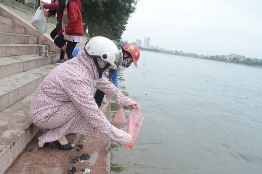 Rác, tro la liệt ngày người dân thả cá chép tiễn Táo quân