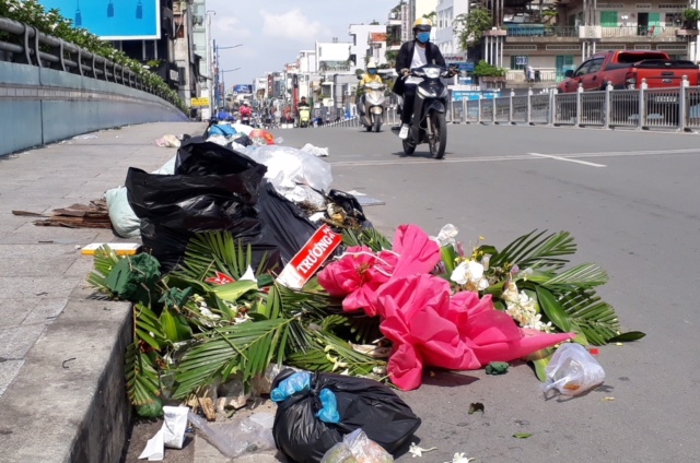 Rác trên cầu Kiệu
