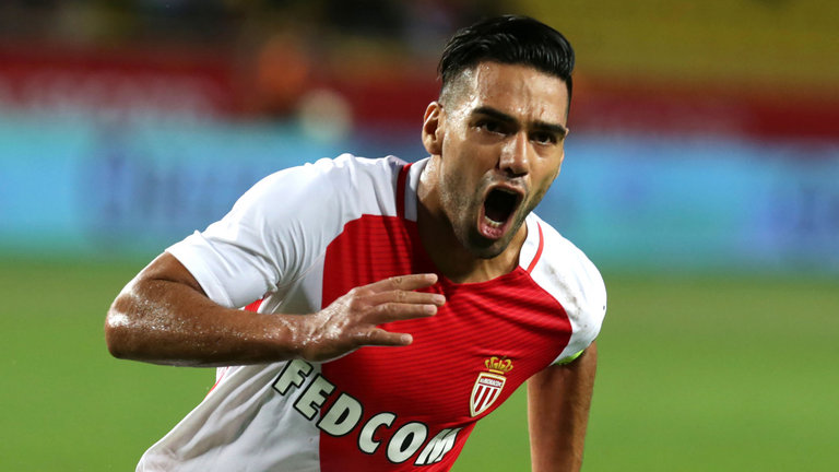Falcao và Young được CLB Trung Quốc lôi kéo