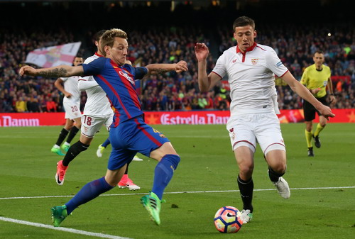 Rakitic tranh b&oacute;ng với Clement Lenglet