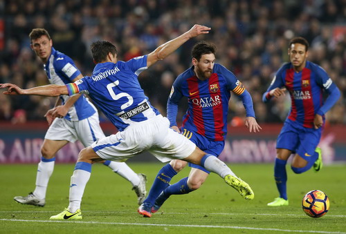 Một ng&agrave;y Messi bị h&agrave;ng thủ Leganes đeo b&aacute;m...