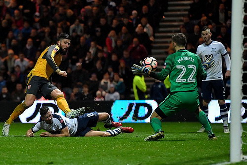 Giroud ghi bàn phút cuối, Arsenal nhọc nhằn vượt vòng 3 FA Cup