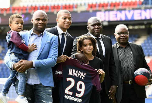 Mbappe xuất sắc hơn cả Messi, Ronaldo ở&hellip; tuổi 19 - Ảnh 3.