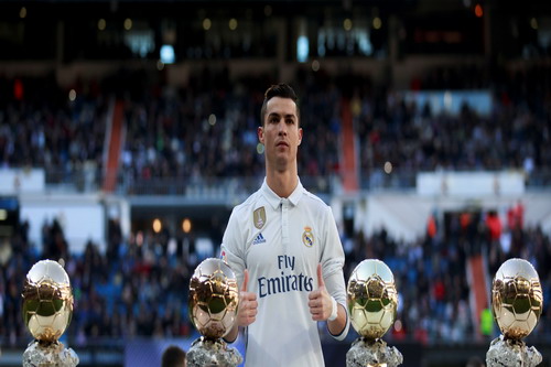 Ronaldo v&agrave; 4 Quả b&oacute;ng v&agrave;ng