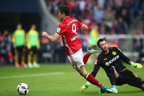 Lewandowski bị Burki phạm lỗi, dẫn đến quả phạt đền phút 65