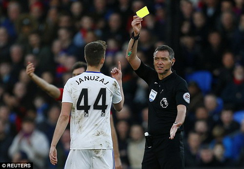 Trọng tài Marriner rút 6 thẻ vàng trận Sunderland - Palace mới đây