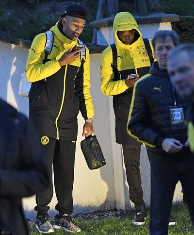 Tiền đạo Aubameyang v&agrave; đồng đội lo &acirc;u