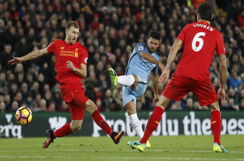Aguero bất lực trong việc t&igrave;m kiếm b&agrave;n thắng