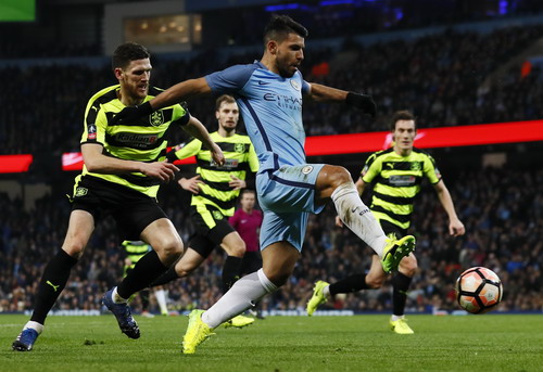 Aguero lập cú đúp