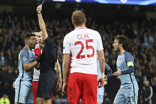 Thẻ vàng dành cho Aguero làm trận đấu nóng lên cuối hiệp 1