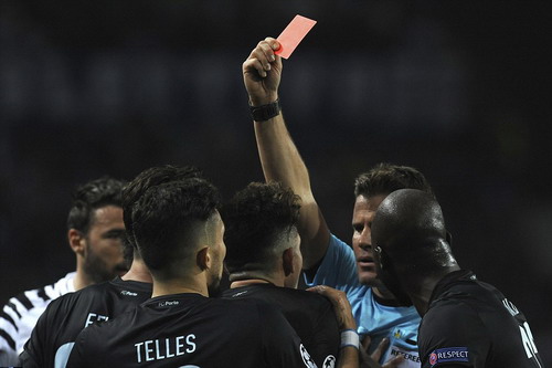 Alex Telles nhận thẻ đỏ khiến Porto vỡ trận