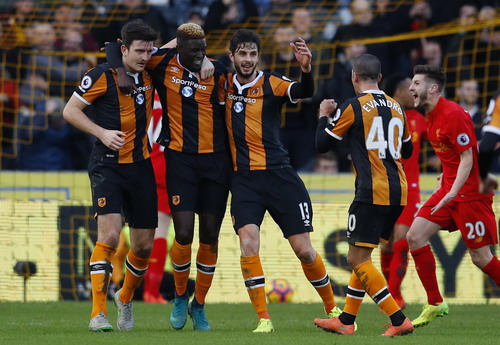 Tân binh Alfred NDiaye (giữa) lập công cho Hull City