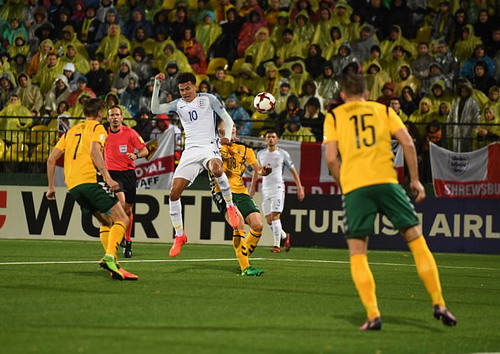 Anh, Đức bất bại, đại b&agrave;ng trắng Ba Lan bay thẳng đến World Cup - Ảnh 1.