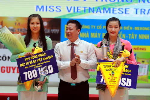 Hai VĐV mặc áo bà ba Việt Nam đẹp nhất