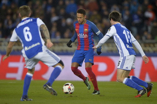 Aritz Elustondo (15) phạm lỗi với Neymar, tặng b&agrave;n thắng cho Barcelona