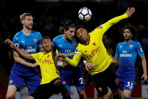 &Aacute;c mộng ph&uacute;t b&ugrave; giờ, Arsenal &ocirc;m hận trận derby - Ảnh 2.
