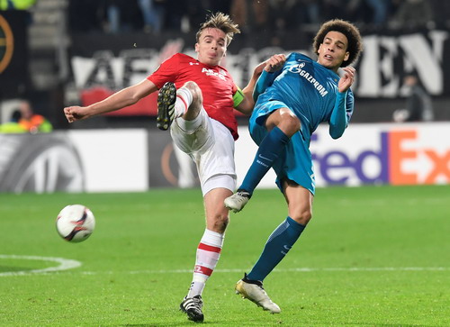 Axel Witsel (phải) từ chối Juventus để sang Trung Quốc chơi bóng