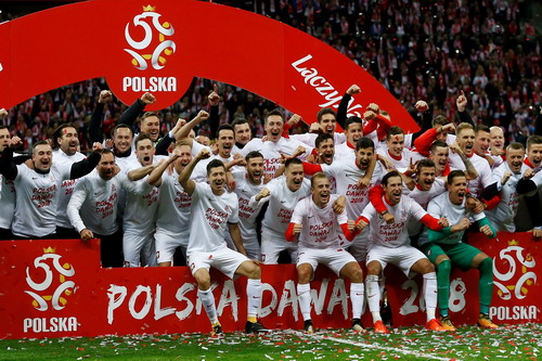 Anh, Đức bất bại, đại b&agrave;ng trắng Ba Lan bay thẳng đến World Cup - Ảnh 6.
