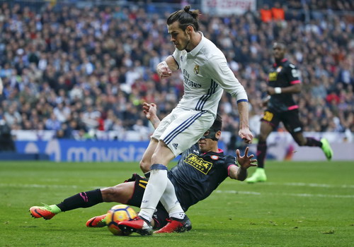 Bale ghi bàn ngày trở lại, Real Madrid vững ngôi đầu