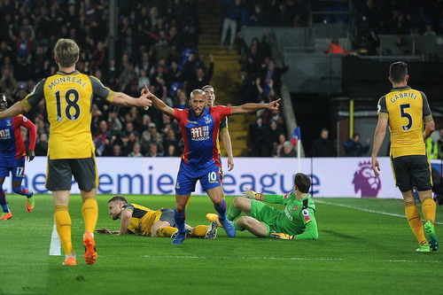 Arsenal thua đậm Crystal Palace, hết mơ tốp 4