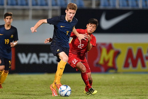 Chiến t&iacute;ch U15, mơ tương lai b&oacute;ng đ&aacute; Việt - Ảnh 1.