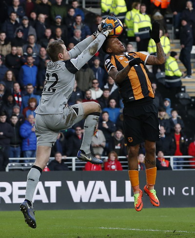 Pha bắt bóng thiếu cẩn trọng của Mignolet dẫn đến bàn thua đầu
